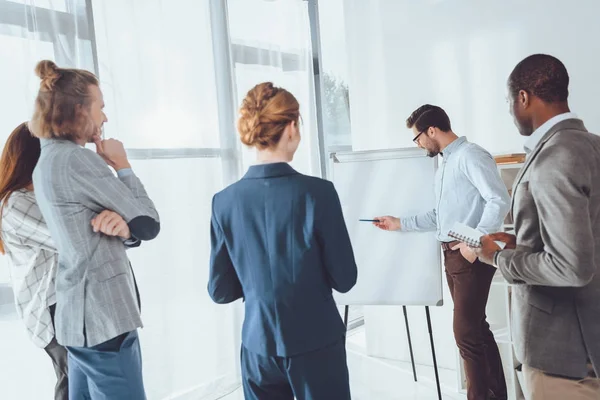 Giovani imprenditori multiculturali alla presentazione del progetto in ufficio — Foto stock