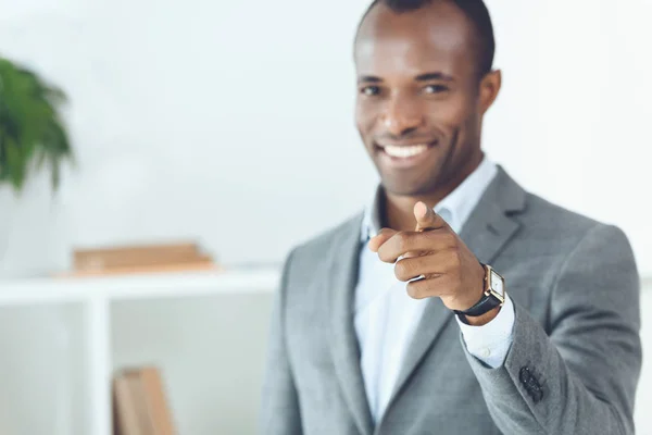 Lächelnder afrikanisch-amerikanischer Mann zeigt auf Kamera — Stockfoto