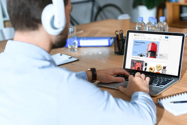 Homem de negócios usando laptop com página ebay carregada — Fotografia de Stock