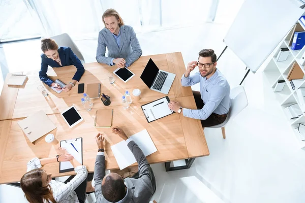 Бізнес команда сидить за столом і обговорює в офісному просторі — стокове фото