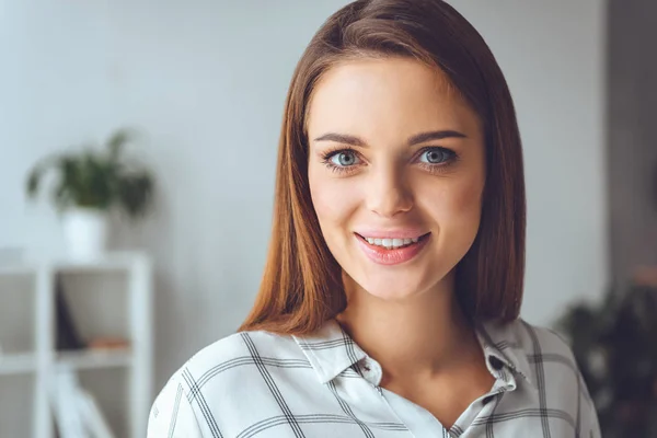 Retrato de mujer caucásica sonriente mirando a la cámara - foto de stock