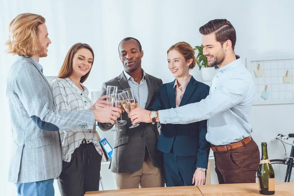 Бизнес-команда празднует с напитком в стаканах на офисных помещениях — стоковое фото