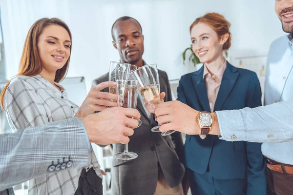 Équipe d'affaires célébrant avec des boissons dans les verres à l'espace de bureau — Photo de stock