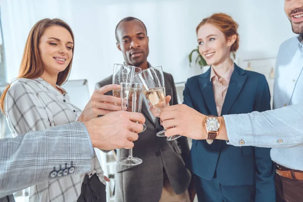 Geschäftsteam feiert mit Getränken in Gläsern im Büro — Stockfoto