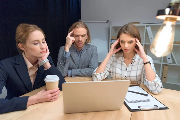 Equipe de negócios ter discussão enquanto sentado à mesa com laptop — Fotografia de Stock