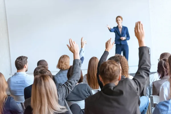 Geschäftsteam trifft sich in Büroräumen — Stockfoto