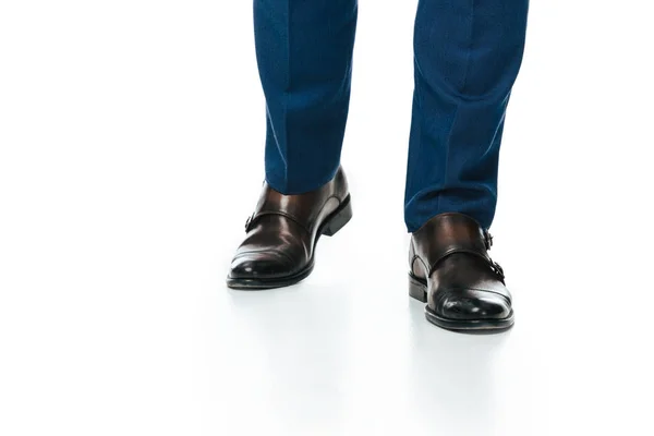 Vue partielle de l'homme dans des chaussures isolées sur blanc — Photo de stock