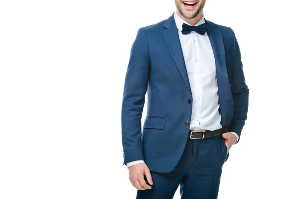 Vista parcial del hombre sonriente en traje aislado en blanco - foto de stock