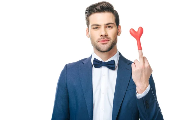 Ritratto dell'uomo in giacca e cravatta con palloncino a forma di cuore sul dito medio isolato su bianco — Foto stock