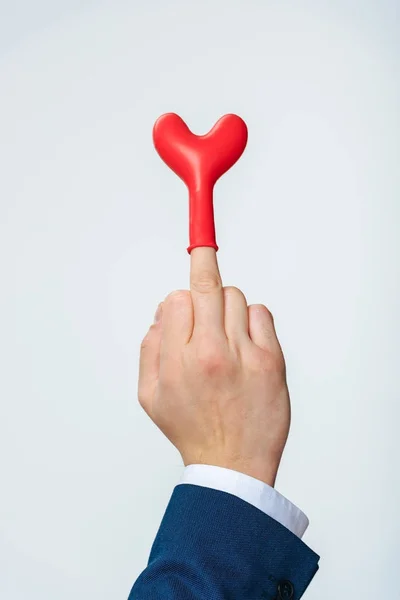 Обрезанный снимок мужчины, носящего шарик в форме сердца на среднем пальце, изолированный на белом — стоковое фото