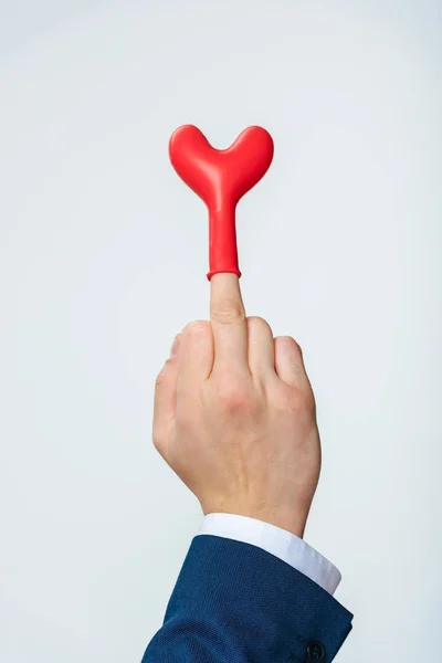 Abgeschnittene Aufnahme eines Mannes mit herzförmigem Ballon am Mittelfinger isoliert auf weiß — Stockfoto