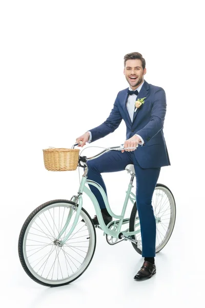 Novio alegre montar bicicleta retro aislado en blanco - foto de stock