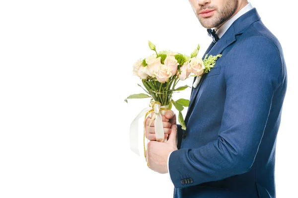Abgeschnittene Sot des Bräutigams mit Blumenstrauß isoliert auf weiß — Stockfoto