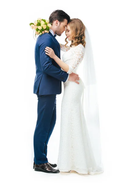 Вид збоку чуттєвої молодої весільної пари ізольовані на білому — стокове фото