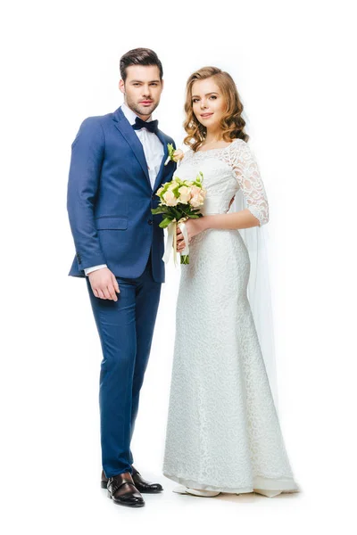 Junges Hochzeitspaar blickt vereinzelt in die Kamera — Stockfoto