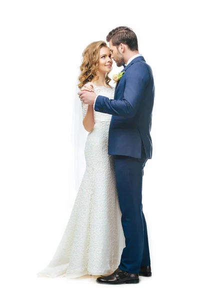 Jeune mariée et marié dansant ensemble isolé sur blanc — Photo de stock