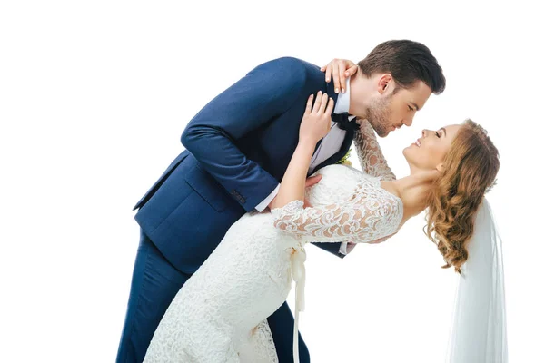 Jeune mariée et marié dansant ensemble isolé sur blanc — Photo de stock