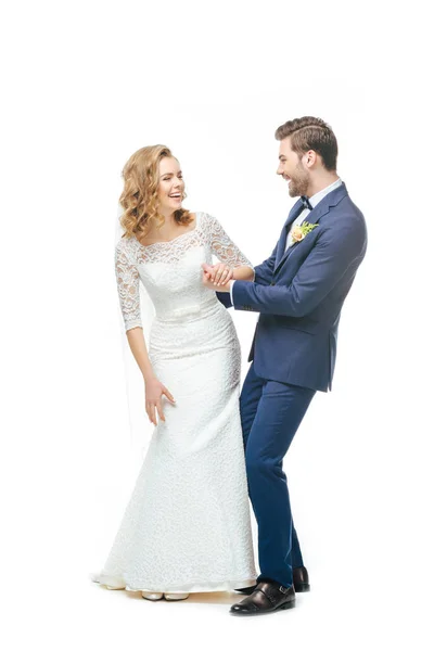 Щаслива наречена і наречена дивляться один на одного ізольовані на білому — стокове фото