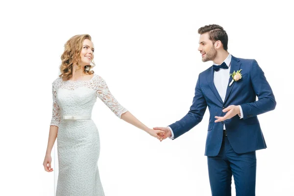 Portrait de beau couple de mariage tenant les mains isolées sur blanc — Photo de stock