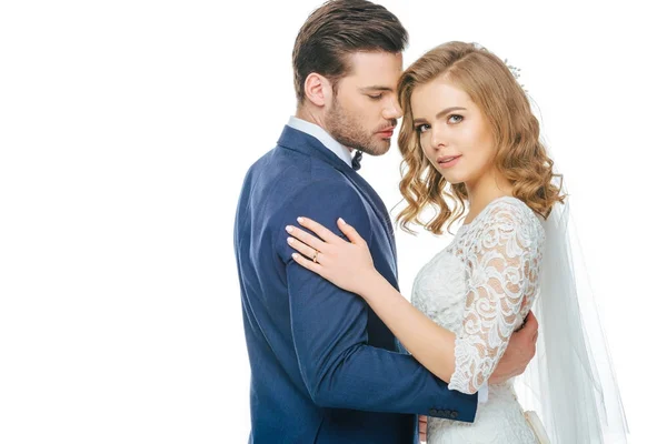 Portrait de mariée tendre et marié isolé sur blanc — Photo de stock