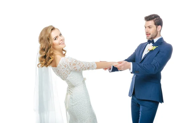 Schönes Hochzeitspaar Händchen haltend beim gemeinsamen Tanzen isoliert auf Weiß — Stockfoto