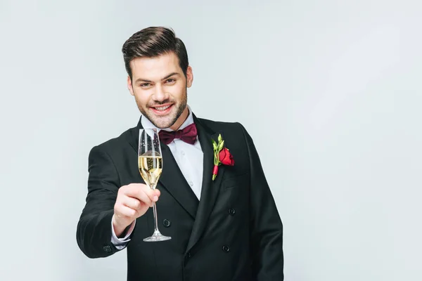 Retrato de homem sorridente com copo de champanhe isolado em cinza — Fotografia de Stock