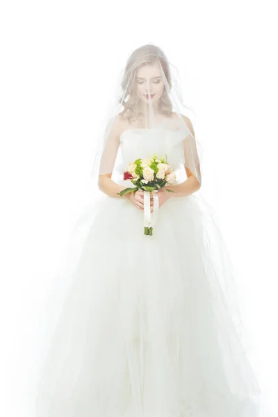 Bonita novia en vestido de novia y velo con ramo de boda en las manos aisladas en blanco - foto de stock