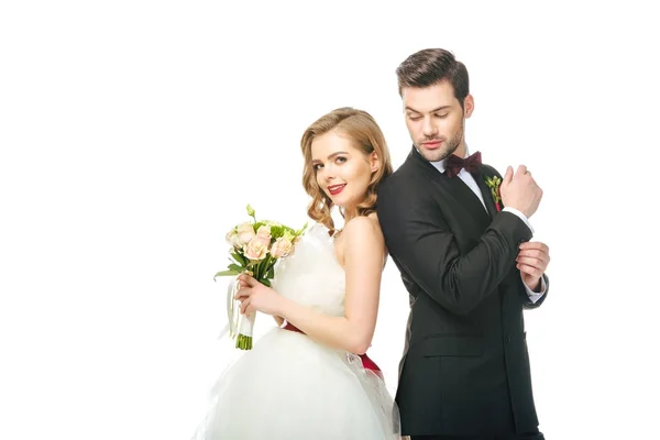 Retrato de la novia y el novio de pie espalda con espalda juntos aislados en blanco - foto de stock