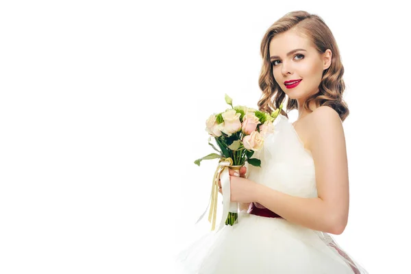 Vue latérale de la mariée en robe de mariée avec bouquet de fleurs dans les mains isolées sur blanc — Photo de stock