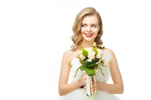 Retrato de hermosa novia pensativa con ramo de boda aislado en blanco - foto de stock