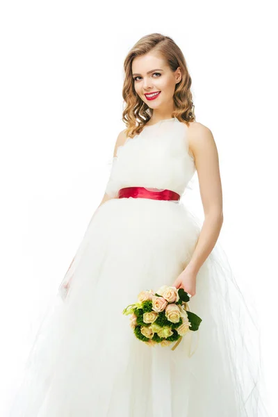Portrait de belle mariée gaie avec bouquet de mariage isolé sur blanc — Photo de stock