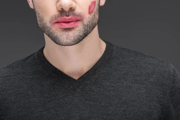 Vista recortada del hombre barbudo con estampado de beso en la mejilla, aislado en gris - foto de stock
