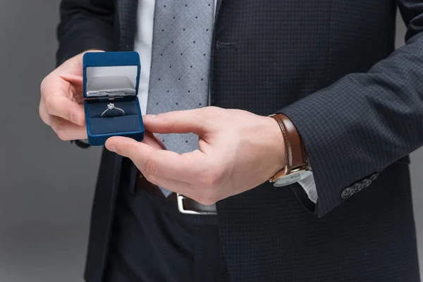 Abgeschnittene Ansicht des Mannes, der mit Ring vorschlägt, isoliert auf grau — Stockfoto