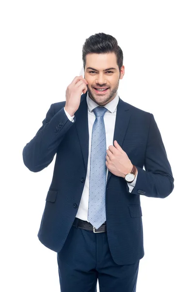 Гарний усміхнений бізнесмен у костюмі говорить на смартфоні, ізольований на білому — стокове фото