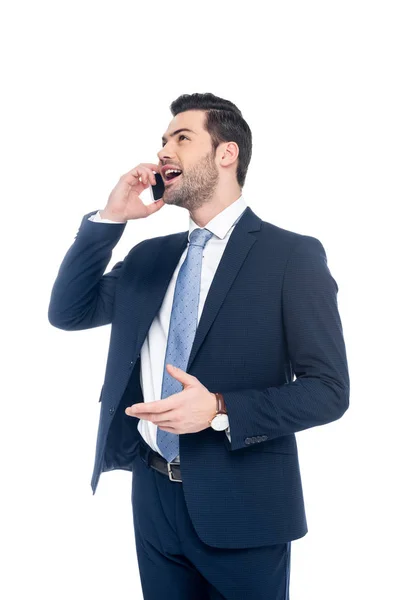 Alegre hombre de negocios en traje hablando en el teléfono inteligente, aislado en blanco - foto de stock