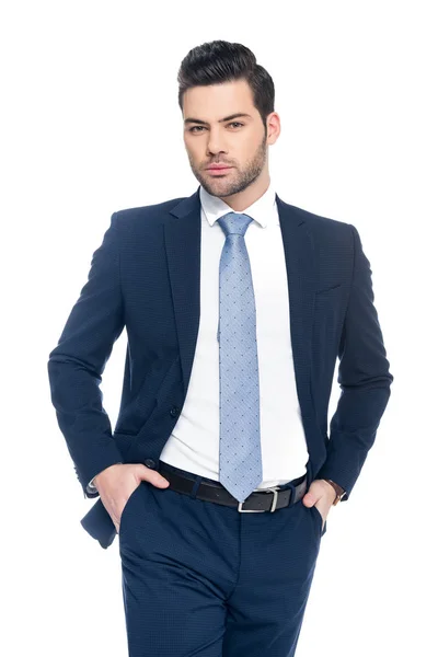 Schöner eleganter Geschäftsmann posiert im Anzug, isoliert auf weiß — Stockfoto