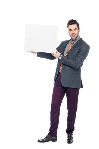 Homem de negócios barbudo em terno segurando cartaz em branco, isolado em branco — Fotografia de Stock