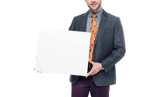 Vista cortada de homem de negócios em terno segurando cartaz em branco, isolado em branco — Fotografia de Stock