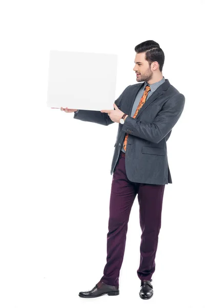 Homem de negócios de terno segurando cartaz em branco, isolado em branco — Fotografia de Stock