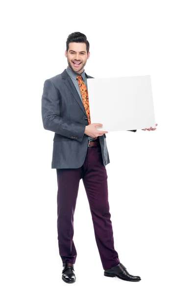 Hombre de negocios sonriente en traje con pancarta en blanco, aislado en blanco - foto de stock