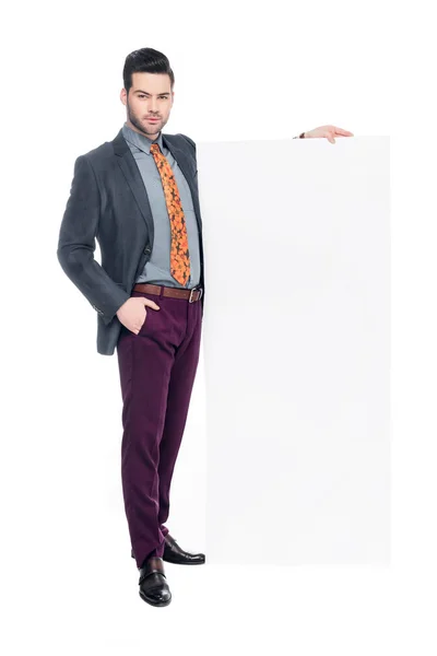 Bärtiger Geschäftsmann im Anzug mit leerem Plakat, isoliert auf weiß — Stockfoto