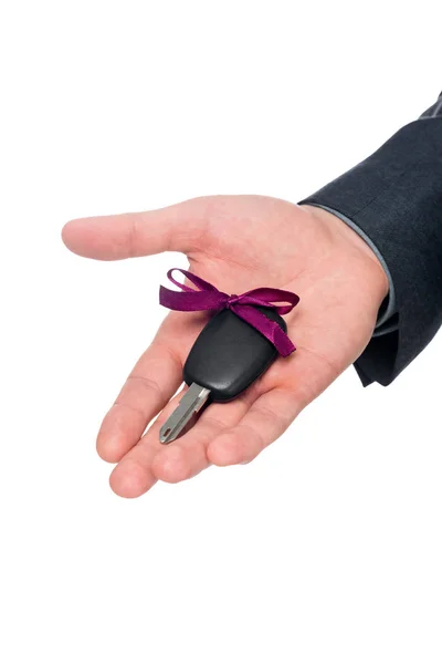 Обрезанный вид человека, держащего ключ от машины, изолированный на белом — стоковое фото
