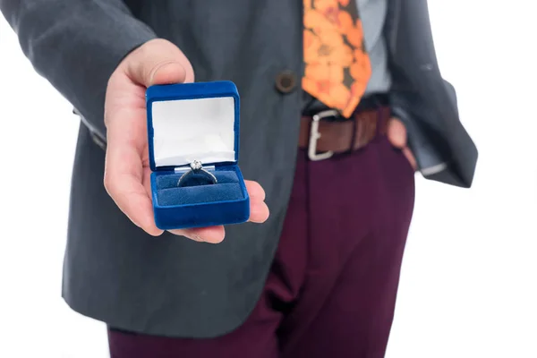 Vista ritagliata dell'uomo che propone con anello, isolato su bianco — Foto stock