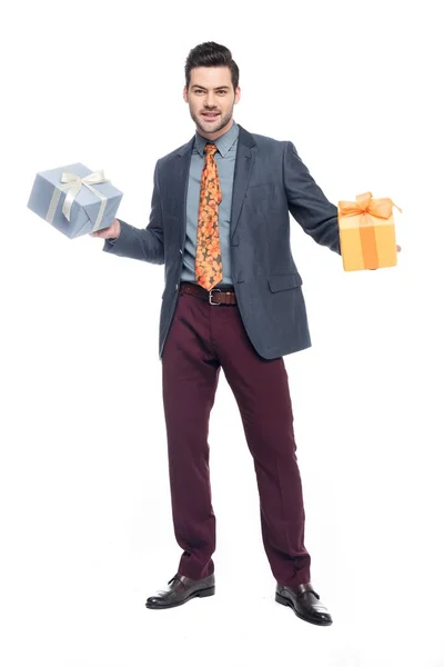 Hombre barbudo sosteniendo dos cajas de regalo, aislado en blanco - foto de stock