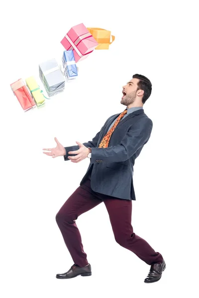 Hombre barbudo excitado con cajas de regalo que caen, aislado en blanco - foto de stock