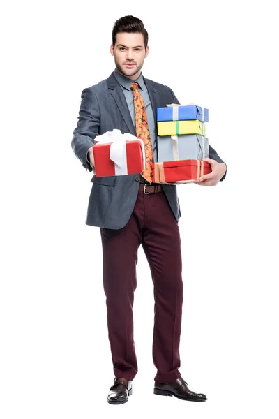 Bell'uomo barbuto in possesso di scatole regalo, isolato su bianco — Foto stock