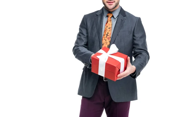 Vista recortada del hombre sosteniendo caja de regalo, aislado en blanco - foto de stock