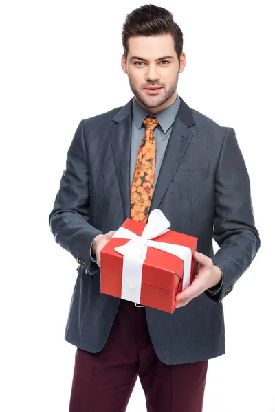 Красивий чоловік тримає подарункову коробку, ізольований на білому — стокове фото