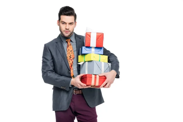 Hombre barbudo sosteniendo cajas de regalo, aislado en blanco - foto de stock