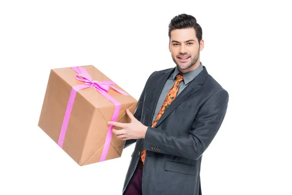 Hombre barbudo guapo sosteniendo caja de regalo, aislado en blanco - foto de stock